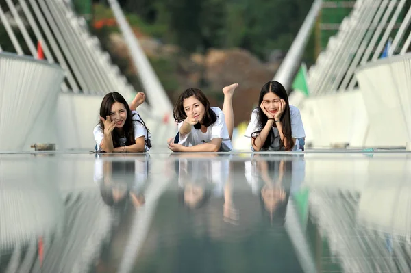 Китайские Красавицы Позируют Фотографий Самом Длинном Высоком Стеклянном Мосту Мире — стоковое фото