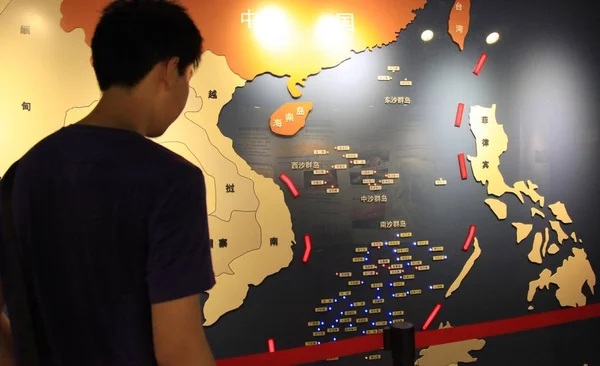 Visitatore Cinese Guarda Una Mappa Del Mar Cinese Meridionale Delle — Foto Stock