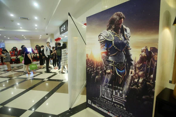 Los Cineastas Chinos Pasan Por Delante Los Carteles Película Warcraft — Foto de Stock