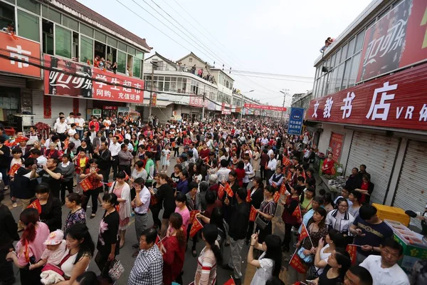 Los Chinos Abarrotan Camino Para Despedirse Los Estudiantes Maotanchang High — Foto de Stock