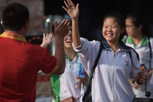 Insegnante Cinese Cinque Suoi Studenti Incoraggiarli Prima Che Partecipino Esame — Foto Stock