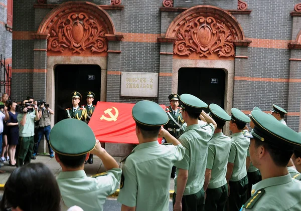 Čínští Polovojenské Policisté Přísahali Před Vlajkou Komunistické Strany Číny Během — Stock fotografie