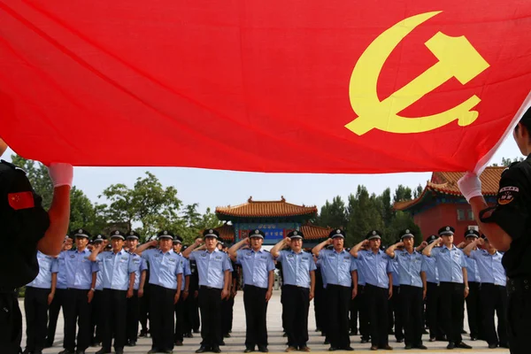Κινέζοι Αστυνομικοί Επίσης Μέλη Του Κομμουνιστικού Κόμματος Της Κίνας Ορκίζονται — Φωτογραφία Αρχείου