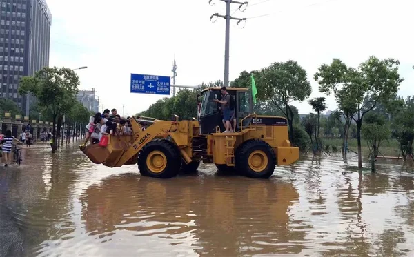 Excavator Transports Commuters Flooded Road Caused Heavy Rain Wuhan City — Stock Photo, Image