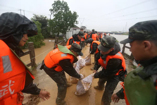 Kínai Félkatonai Rendőrök Homokzsákokat Hogy Erősítsék Meg Gát Elágazásnál Elárasztott — Stock Fotó
