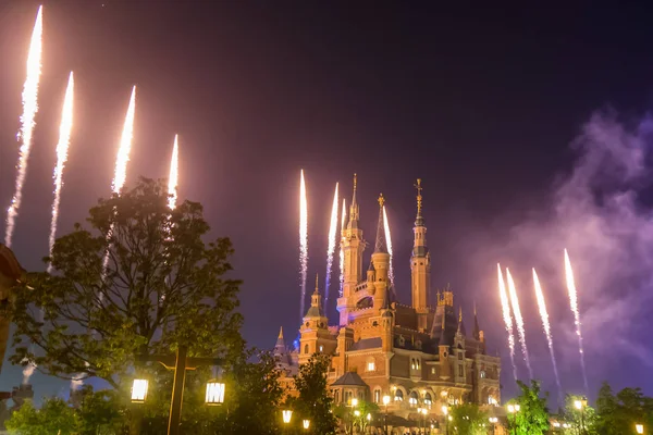 Explotan Fuegos Artificiales Sobre Castillo Disney Shanghai Disneyland Durante Operación —  Fotos de Stock
