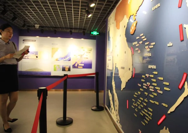 中国のガイドは 中国東部の江蘇省南京市の国防教育センターで南シナ海と南沙諸島の地図を見ます 2016年7月12日 — ストック写真