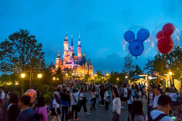 Τουρίστες Επισκέπτονται Φωτισμένο Κάστρο Της Disney Στη Disneyland Της Σαγκάης — Φωτογραφία Αρχείου
