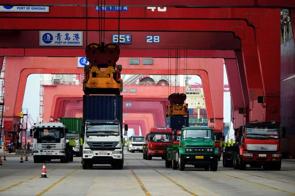 Kontenery Wyładowane Statku Kontenerowego Ładowane Ciężarówki Nabrzeżu Porcie Qingdao Qingdao — Zdjęcie stockowe