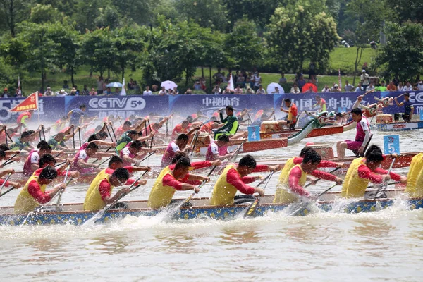 Partecipanti Sfideranno Una Gara Drago Barca Tenutasi Celebrare Dragon Boat — Foto Stock