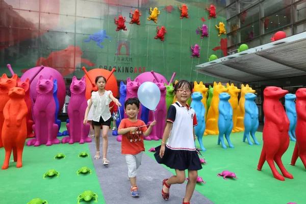 Des Jeunes Enfants Croisent Des Animaux Plastique Recyclé Exposés Lors — Photo