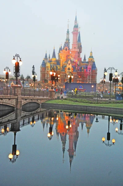 Τουρίστες Διασκεδάζουν Μια Βόλτα Αναψυχής Στη Disneyland Της Σαγκάης Κατά — Φωτογραφία Αρχείου