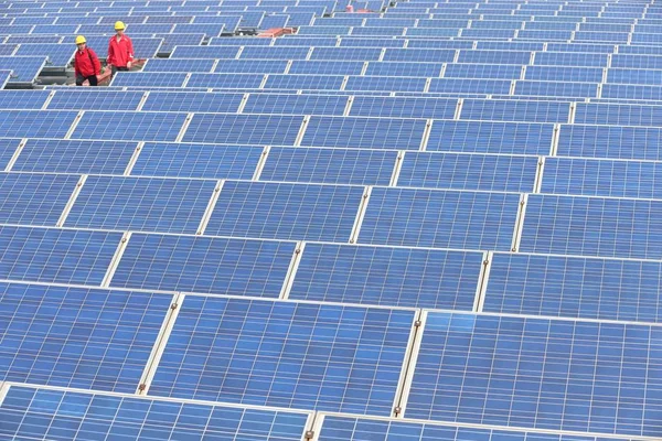 2016年4月21日 中国工人在中国东部山东省济马市的一家光伏 发电厂检查太阳能电池板 — 图库照片