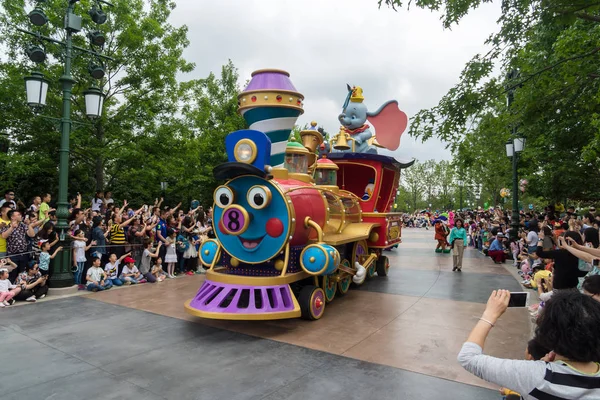 Los Turistas Ven Desfile Shanghai Disneyland Durante Operación Prueba Shanghai — Foto de Stock