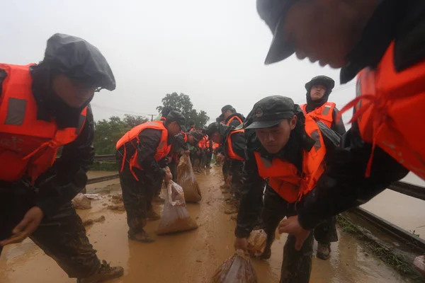 Китайские Военизированные Полицейские Проходят Мимо Мешков Песком Укрепить Дамбу Стыке — стоковое фото
