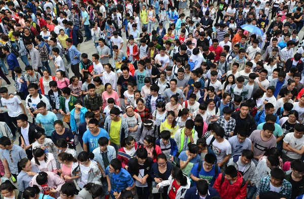 Een Menigte Van Chinese Studenten Sluiten Van Een School Het — Stockfoto