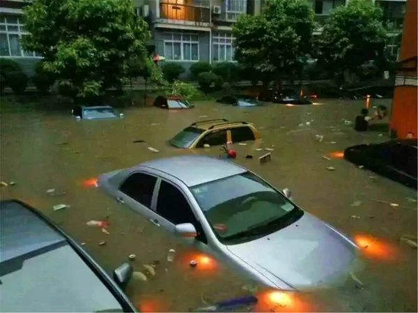 Carros Estão Meio Submersos Uma Estrada Inundada Causada Por Fortes — Fotografia de Stock