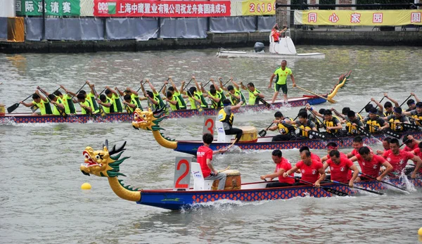 Uczestnicy Rywalizują Wyścigu Smoczych Łodzi Odbędzie Się Świętować Dragon Boat — Zdjęcie stockowe