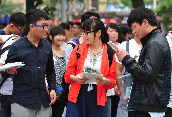 Estudantes Chineses Fazem Avaliações Finais Seus Livros Didáticos Antes Participar — Fotografia de Stock