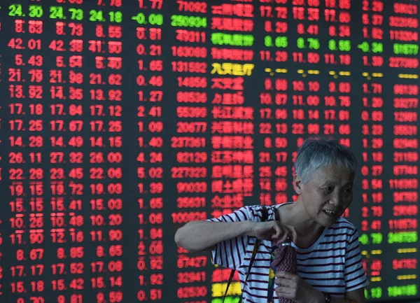Китайський Інвестора Посміхається Вона Проходить Повз Екрана Показані Цін Акцій — стокове фото