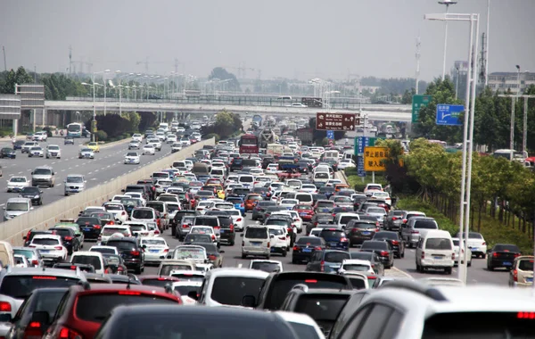 Massas Carros Superlotam Uma Rodovia Perto Entrada Para Lianhuo Lianyungang — Fotografia de Stock