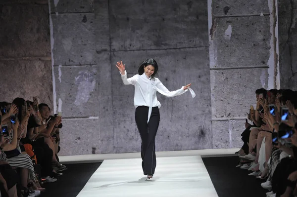 Créatrice Mode Chinoise Yan Yan Accueille Les Invités Défilé Mode — Photo