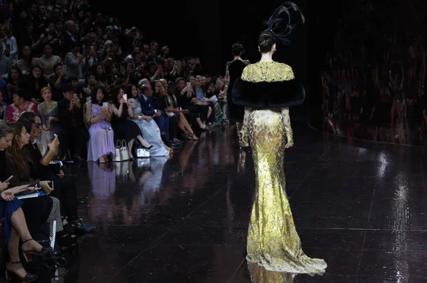 Mannequin Présente Une Nouvelle Création Designer Chinois Guo Pei Lors — Photo