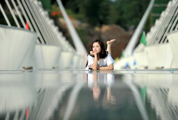 Une Beauté Chinoise Pose Pour Des Photos Sur Pont Fond — Photo