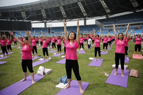 Schwangere Frauen Praktizieren Yoga Einen Neuen Guinness Weltrekord Für Den — Stockfoto