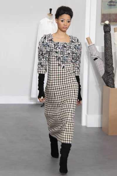 Ein Model Zeigt Eine Neue Kreation Auf Der Chanel Modenschau — Stockfoto