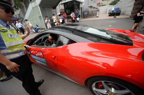 Ferrari 458 Italia Coche Deportivo Llega Escuela Secundaria Experimental Shandong — Foto de Stock