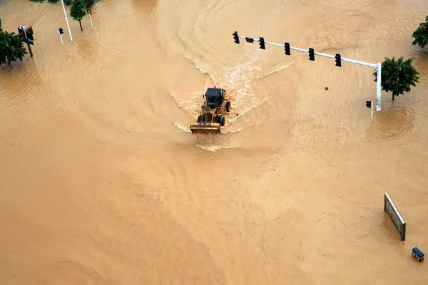 Колесный Погрузчик Путешествует Затопленной Дороге Вызванной Обильными Дождями Уезде Жунцзян — стоковое фото