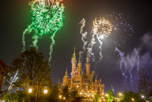 Feuerwerk Explodiert Über Der Disneyburg Shanghai Disneyland Während Des Probebetriebs — Stockfoto