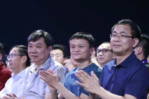 Desde Izquierda Zhang Yong Ceo Alibaba Group Chen Hong Presidente —  Fotos de Stock