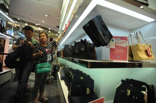 Clientes Chinos Compran Bolsos Los Grandes Almacenes Galeries Lafayette Durante —  Fotos de Stock