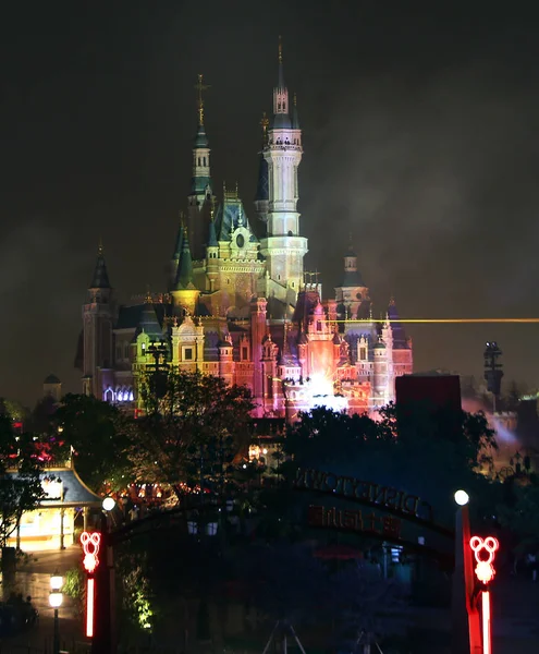 Widok Oświetlony Zamek Szanghaju Disneyland Shanghai Disney Resort Okazji Dnia — Zdjęcie stockowe