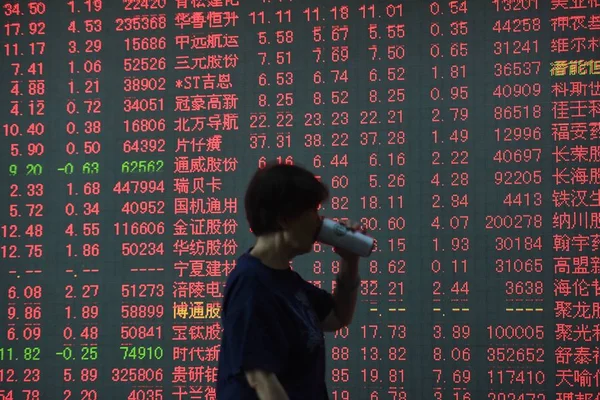 2016年6月15日 中国投资者在中国东部浙江省杭州市一家股票经纪公司散步 — 图库照片