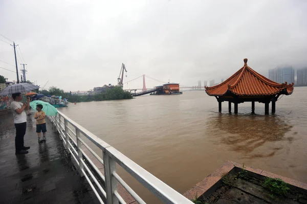Des Résidents Chinois Regardent Pavillon Bord Une Rivière Submergé Par — Photo