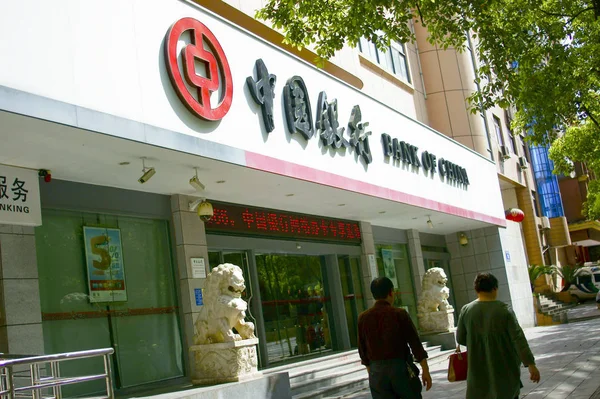 Des Piétons Passent Devant Une Succursale Bank China Yichang Dans — Photo