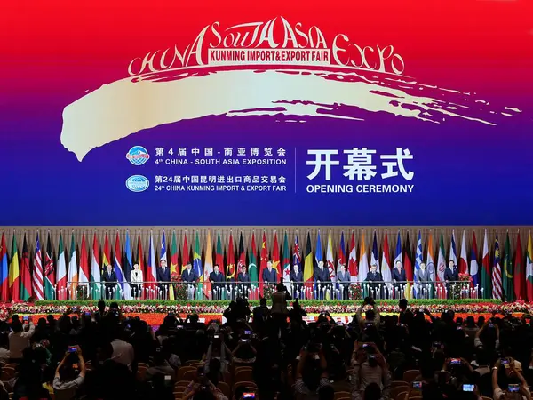 当局は 2016年6月12日 中国南西部の雲南省昆明市で開催された第4回中国南アジア博覧会と第24回中国昆明輸出入見本市の開会式に出席する — ストック写真