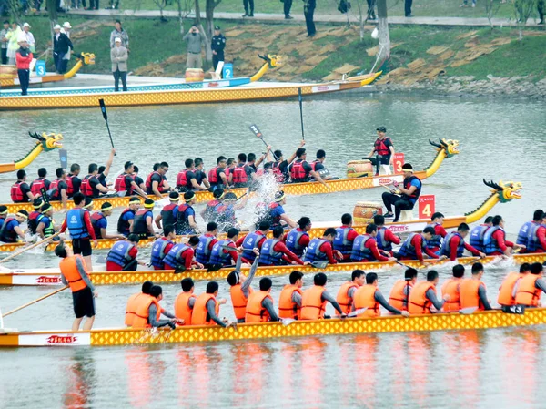 Participantes Competem Uma Corrida Barco Dragão Realizada Para Celebrar Próximo — Fotografia de Stock