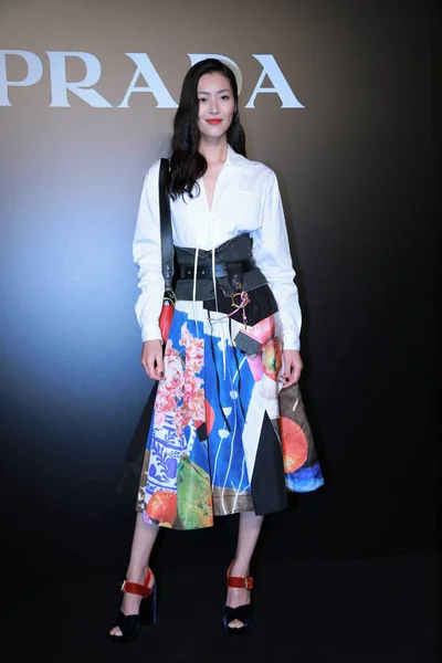 Čínský Model Liu Wen Dorazí Stranu Znovu Zahájilo Módního Butiku — Stock fotografie