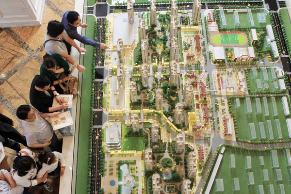 Homebuyers Chinês Olhar Para Modelos Habitação Centro Vendas Projeto Propriedade — Fotografia de Stock