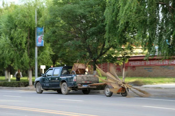 Una Furgoneta Que Tira Una Máquina Limpieza Equipada Con Nueve — Foto de Stock