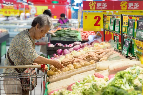 Chinese Customer Shops Vegetables Supermarket Nanjing City East China Jiangsu — Stock Photo, Image