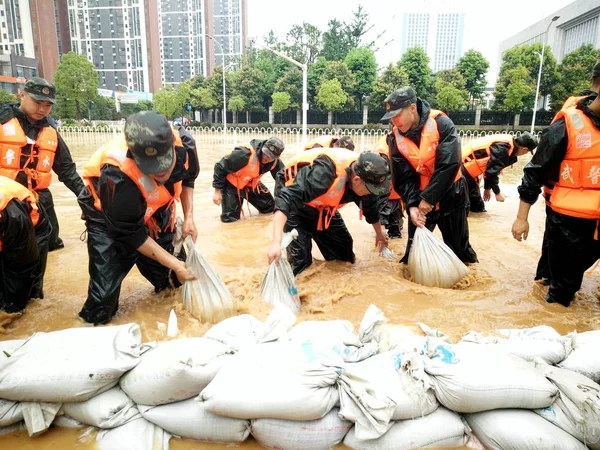 Chinesische Paramilitärische Polizisten Stapeln Sandsäcke Das Durch Starkregen Verursachte Hochwasser — Stockfoto