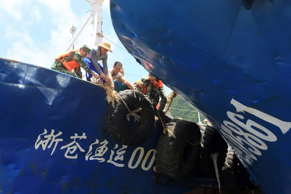 Китайські Воєнізовані Поліцейські Допомагають Місцевим Рибалкам Повісити Гігантські Шини Буфер — стокове фото