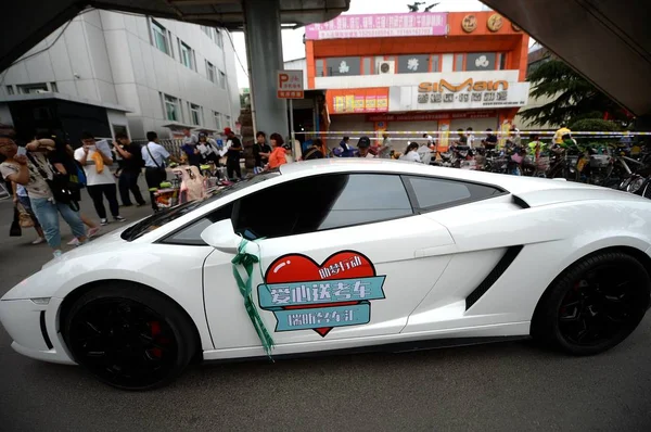 Lamborghini Gallardo Sportkocsi Megérkezik Shandong Kísérleti Középiskolában Részeként Luxus Motorcade — Stock Fotó