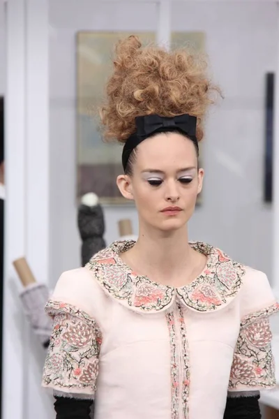 Mannequin Présente Une Nouvelle Création Défilé Chanel Lors Fashion Week — Photo