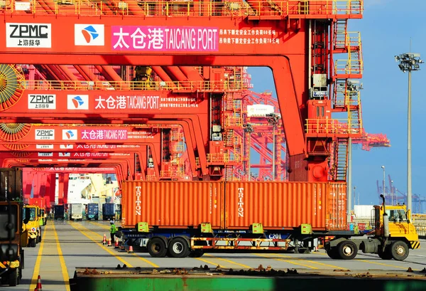 Een Vrachtwagen Vervoert Containers Een Kade Haven Van Taicang Taicang — Stockfoto